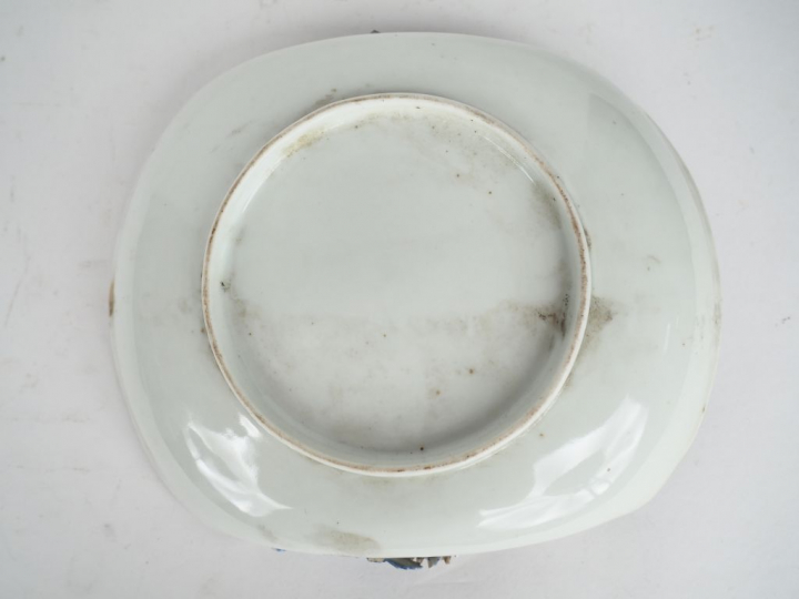 Japon, XXe siècle,  Coupe ou vide poche en porcelaine blanche à décor 