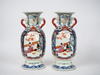 Vente aux enchères Japon XXe siècle. Paire de vases  de forme balustre à décor de daymio 