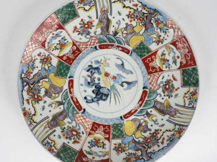 Japon, XXe siècle,  Plat en porcelaine d’imari à décor en médaillon ce