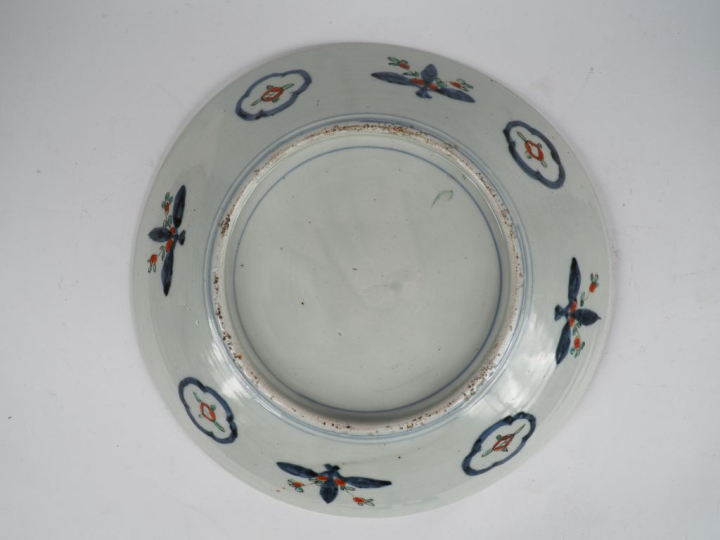Japon, XXe siècle,  Plat en porcelaine d’imari à décor en médaillon ce