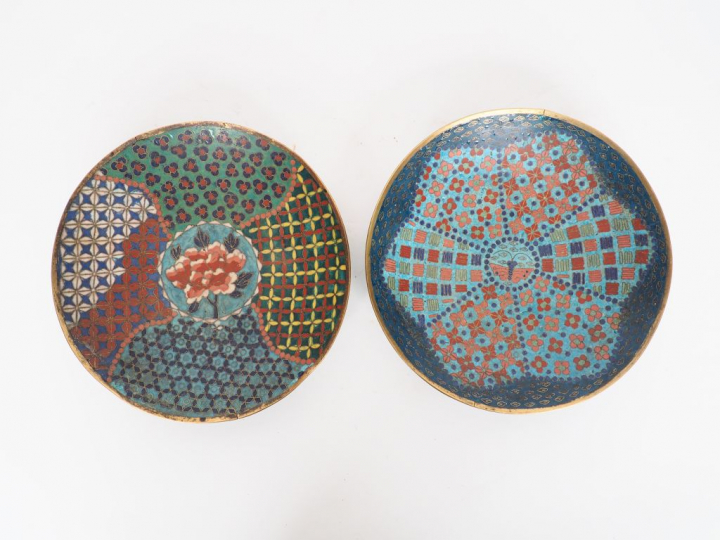Japon, vers 1900,  Deux plats en émaux cloisonnés sur cuivre à décor d