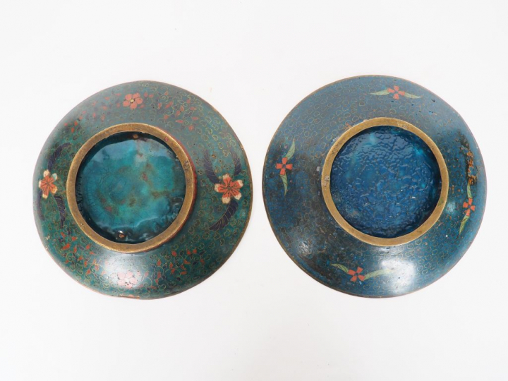 Japon, vers 1900,  Deux plats en émaux cloisonnés sur cuivre à décor d