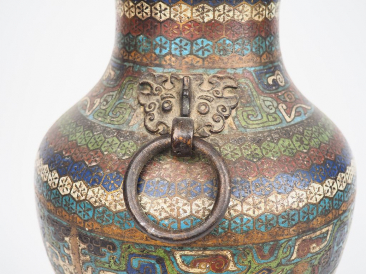 Japon, vers 1900, Important vase balustre en bronze et émaux champlevé