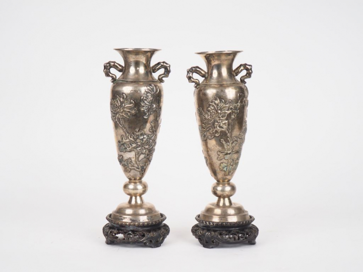 Japon, vers 1900, Paire de vases de forme balustre sur piédouche en ar