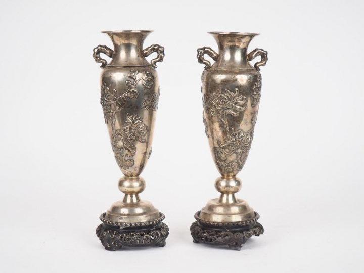 Japon, vers 1900, Paire de vases de forme balustre sur piédouche en ar
