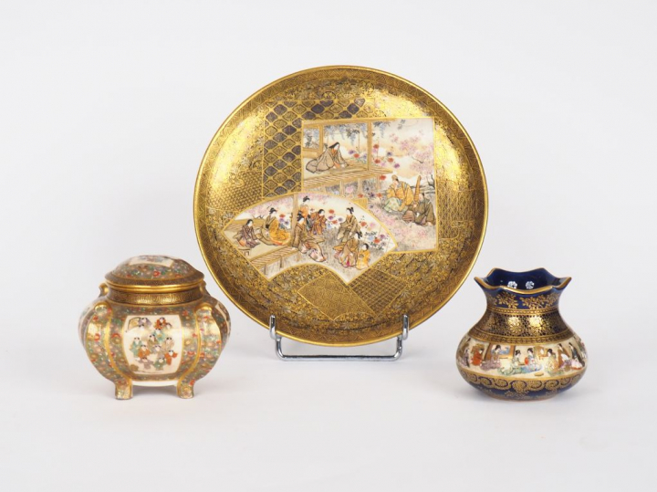 Japon, vers 1900, Ensemble de trois objets en faïence de satsuma compr