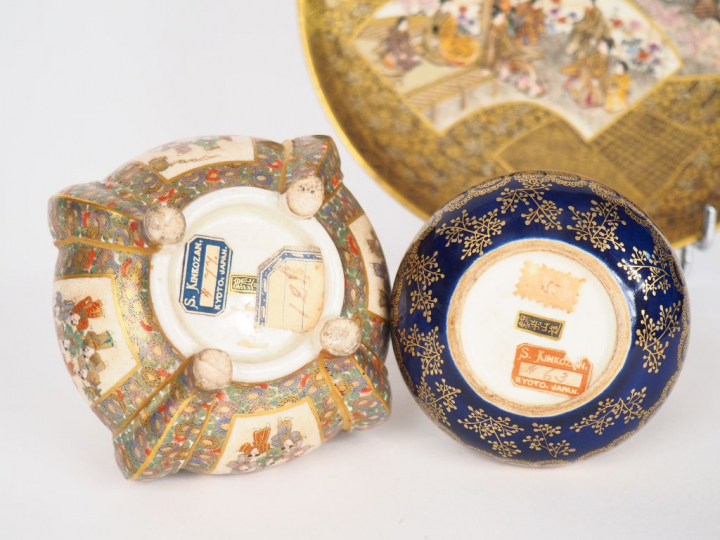 Japon, vers 1900, Ensemble de trois objets en faïence de satsuma compr