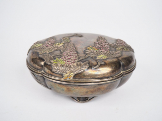 Vente aux enchères Japon, période Meiji (1868-1912) Boîte couverte floriforme en argent v