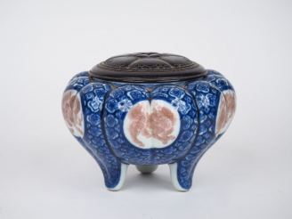 Vente aux enchères Japon, Période Meiji (1868-1912) Coupe floriforme tripode en porcelain