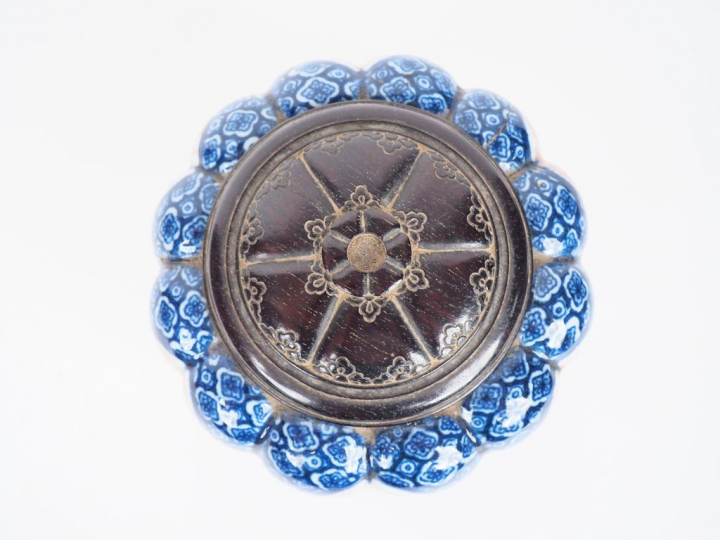 Japon, Période Meiji (1868-1912) Coupe floriforme tripode en porcelain