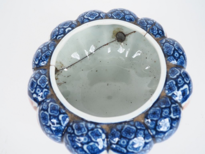 Japon, Période Meiji (1868-1912) Coupe floriforme tripode en porcelain