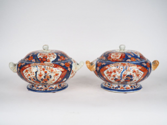 Vente aux enchères Japon, Xxe siècle,  Deux bouillons couverts en porcelaine d'Imari à dé
