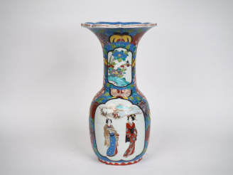 Vente aux enchères Japon Xxe siècle,  Un grand vase à long col lotiforme.  Fêle au col. H