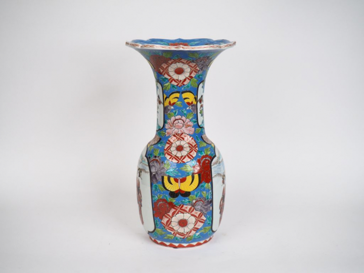 Japon Xxe siècle,  Un grand vase à long col lotiforme.  Fêle au col. H