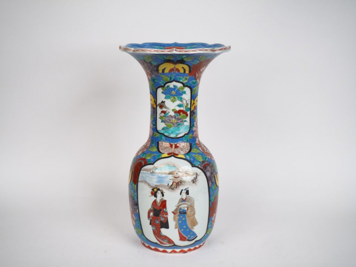 Japon Xxe siècle,  Un grand vase à long col lotiforme.  Fêle au col. H