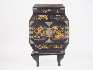 Vente aux enchères Japon,vers 1900, Petit cabinet en bois ouvrant à deux portes et tiroir