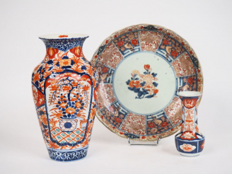 Vente aux enchères Japon, Xxe siècle, Ensemble en porcelaine d'Imari comprenant un plat f