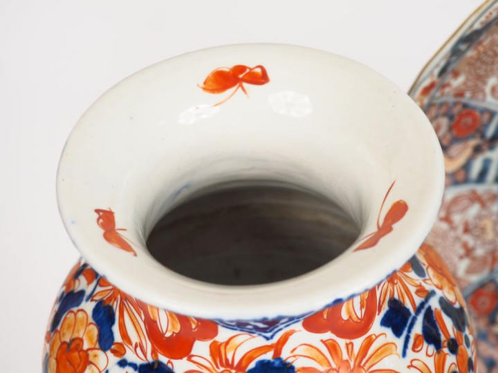 Japon, Xxe siècle, Ensemble en porcelaine d'Imari comprenant un plat f