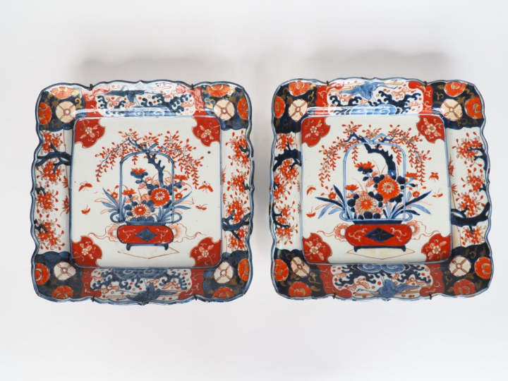 Japon vers 1900, Paire de plats de forme quadrangulaire en porcelaine 