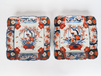 Vente aux enchères Japon vers 1900, Paire de plats de forme quadrangulaire en porcelaine 