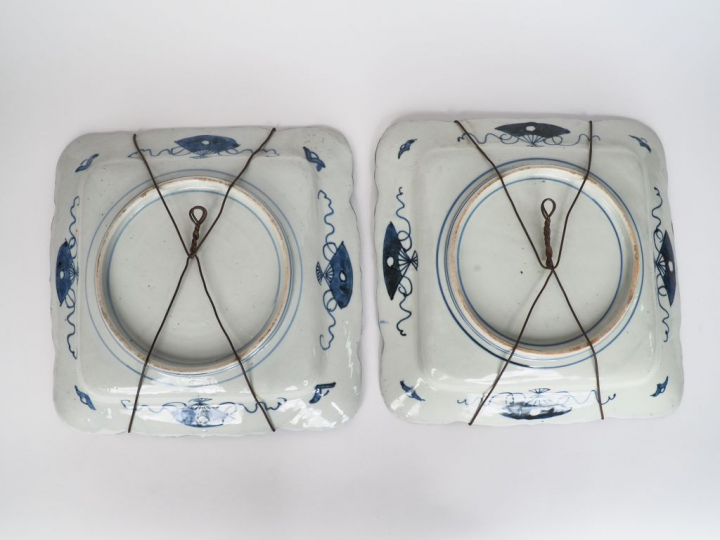 Japon vers 1900, Paire de plats de forme quadrangulaire en porcelaine 