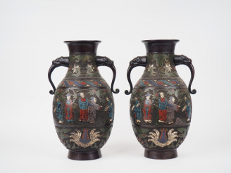 Vente aux enchères Japon, vers 1900,  Paire de vases de forme balustre en bronze et émaux