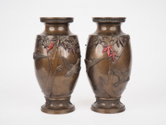 Vente aux enchères Japon, période Meiji, (1868-1912) Paire de vases de forme balustre en 