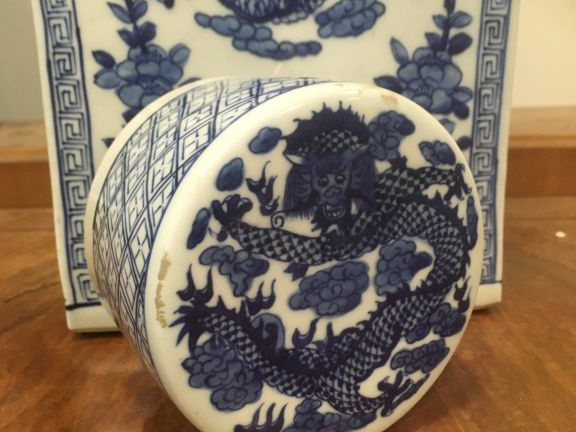 Chine, XXe siècle, Important pot à thé en porcelaine blanche à décor e