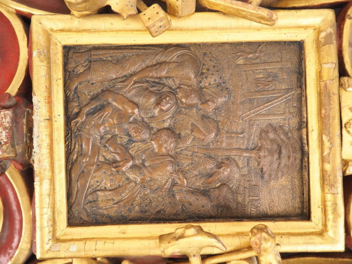 Plaque XVIIIème en métal repoussé et gravé, à décor de scène de la Pas