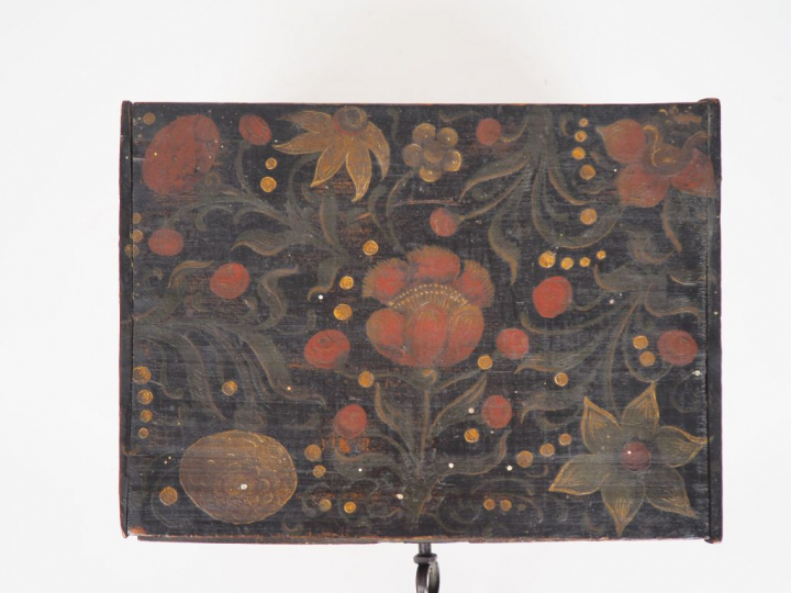 Coffret fin XVIIIème début XIXème en bois peint à décor de fleurs poly