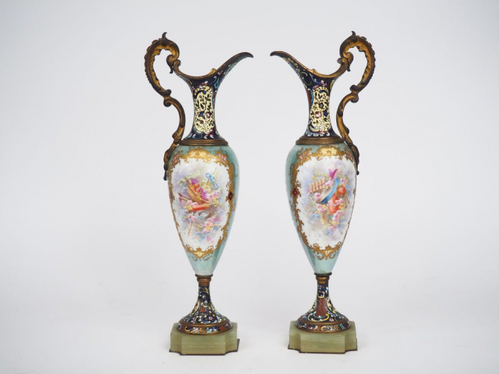 Paire d'aiguières Napoléon III de style Louis XVI en porcelaine et éma
