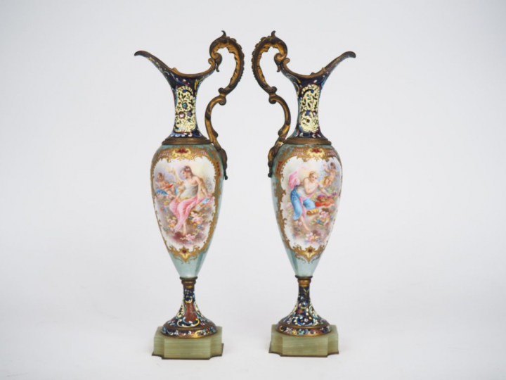 Paire d'aiguières Napoléon III de style Louis XVI en porcelaine et éma