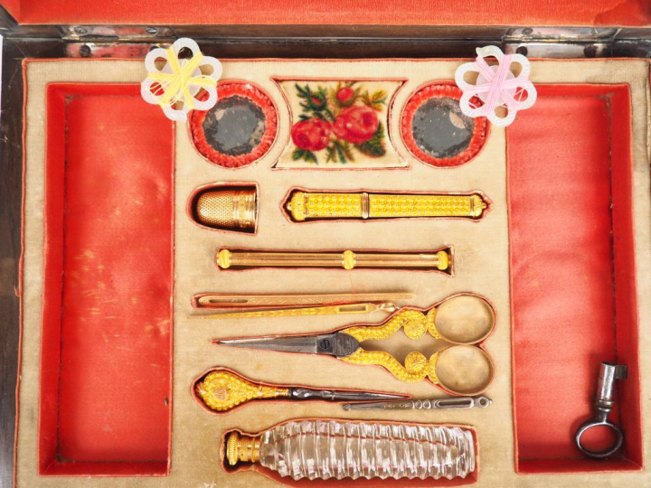 Coffret XIXème en bois et ferroneries interieur à fond de glace, conte