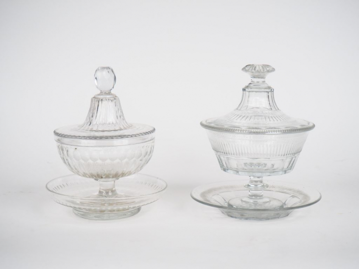 Deux différents drageoirs en cristal à décor de palmettes et de cannel