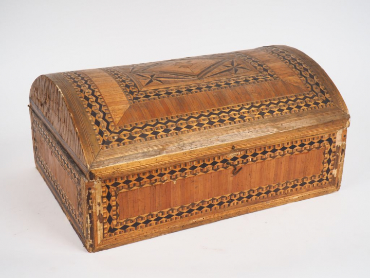 Grand coffret fin XVIIIème début XIXème en marqueterie de paille, à dé