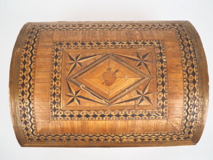 Grand coffret fin XVIIIème début XIXème en marqueterie de paille, à dé