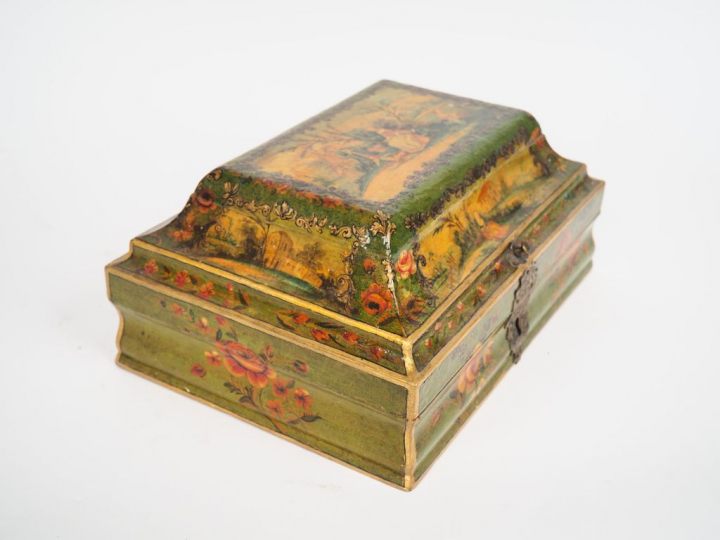 	Boite à perruque XVIIIème en vernis Martin à décor de scènes galantes