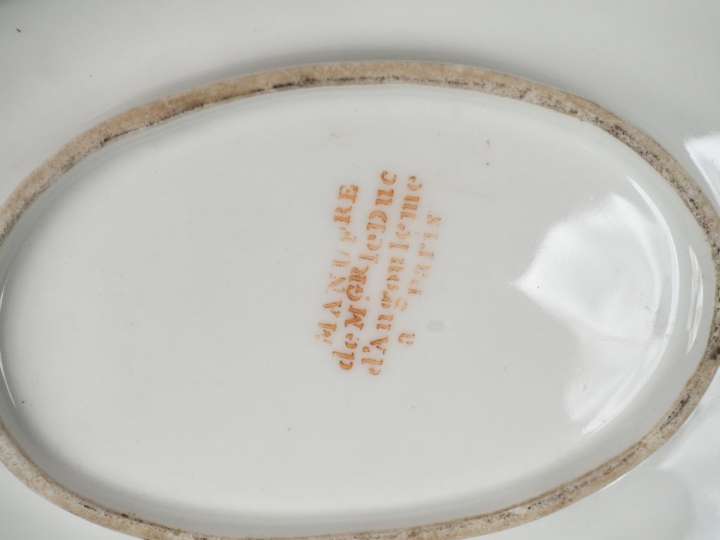 Partie de service de table en porcelaine, décor aux barbeaux comprenan