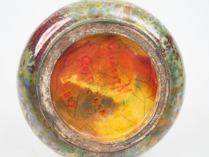 Clément MASSIER.  Vase en céramique irisée, deux ailettes de part et d
