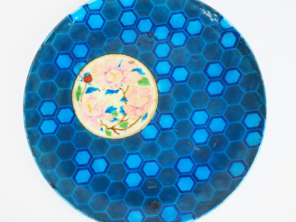 Vente aux enchères Jean VIEILLARD à Bordeaux.  Assiette en faïence polychrome à décor de 