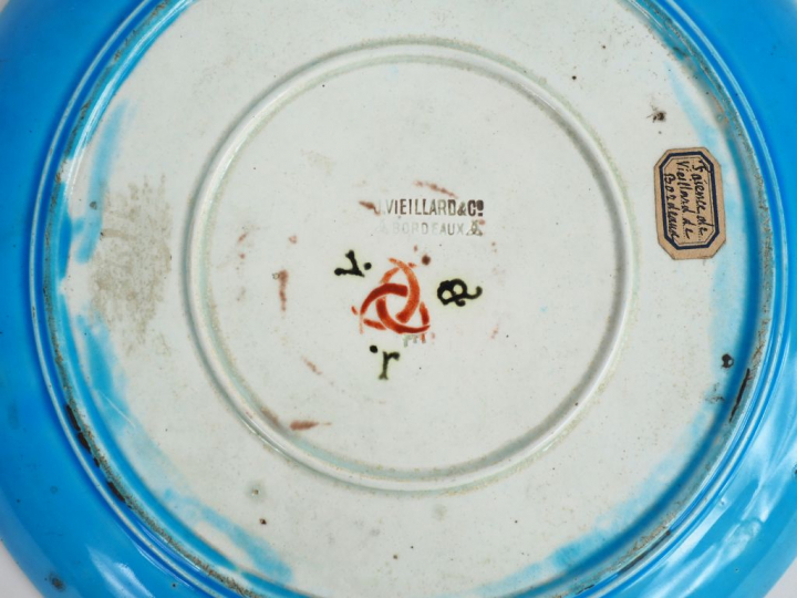 Jean VIEILLARD à Bordeaux.  Assiette en faïence polychrome à décor de 