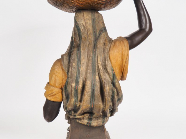 Friedrich GOLDSCHEIDER. "Jeune Mauresque au panier". Sculpture en stuc