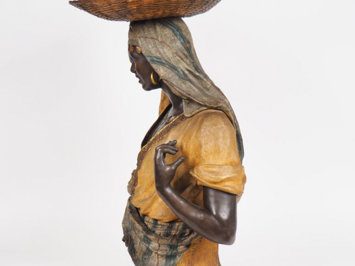 Friedrich GOLDSCHEIDER. "Jeune Mauresque au panier". Sculpture en stuc