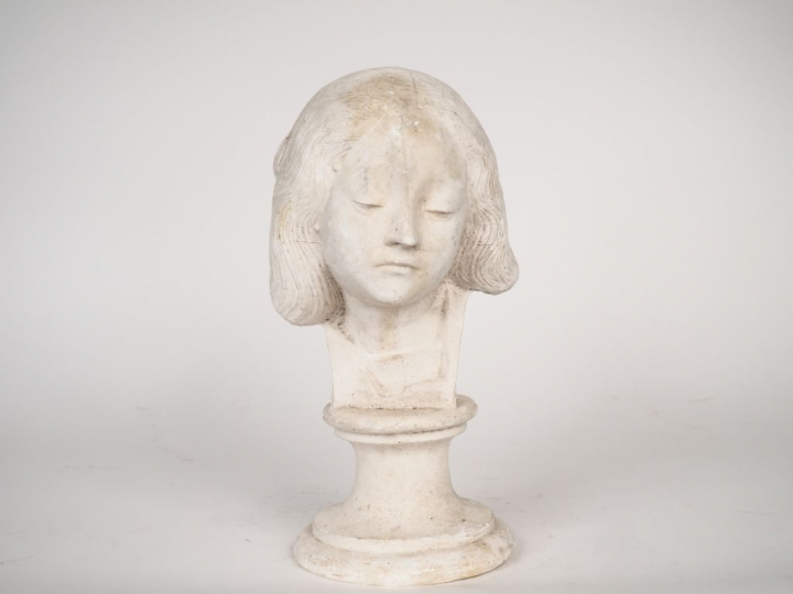 Alexandre BIGOT (attribué à). "Buste de jeune fille". Sculpture en plâ