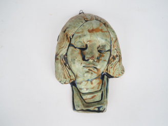 Vente aux enchères Alexandre BIGOT. "Portrait de jeune fille". Sculpture en grés céladon.