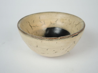 Vente aux enchères Bol japonisant en grès polychrome, signé.  H. 6,5 cm, diam. : 12 cm