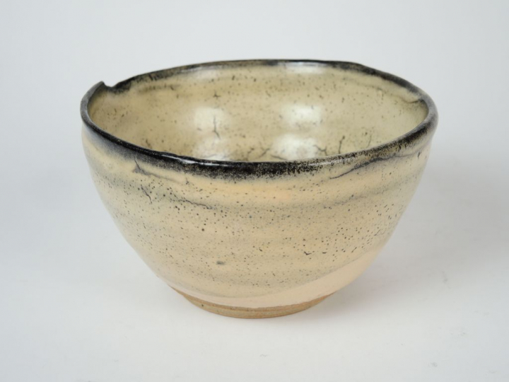 Bol japonisant en grès polychrome signé.  H. 10 cm, diam. : 16 cm