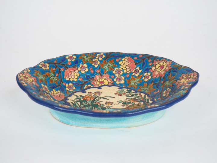 Coupe en émaux polychromes de Longwy à décor d'oiseaux branchés dans u
