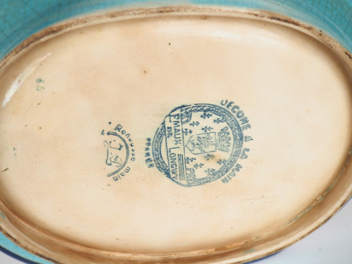 Coupe en émaux polychromes de Longwy à décor d'oiseaux branchés dans u