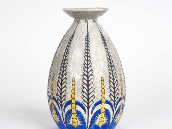 KERAMIS (attribué à). Vase ovoïde en faïence craquelée à décor polychr